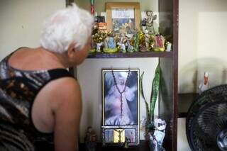 Eugênia mantém um pequeno altar na sala de casa, em Porto Murtinho. (Foto: Henrique Kawaminami)