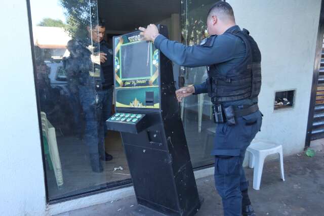 Duas m&aacute;quinas ca&ccedil;a-n&iacute;queis s&atilde;o apreendidas em bar do Universit&aacute;rio 