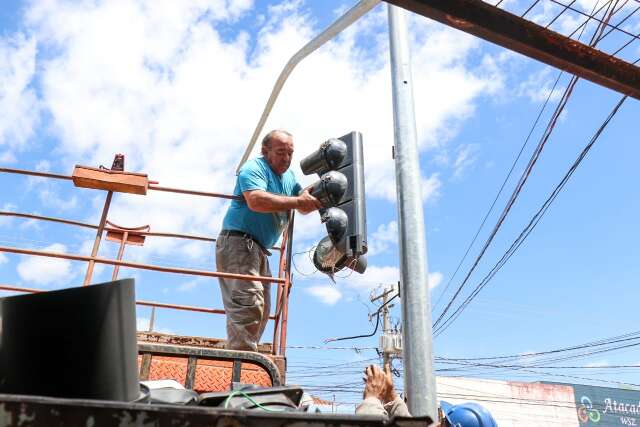 Uma semana ap&oacute;s reclama&ccedil;&otilde;es, 3&ordm; sem&aacute;foro em trecho de 300m &eacute; retirado