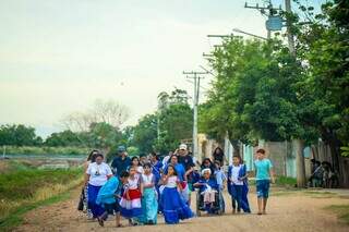 No dia de Nossa Senhora de Caacupé, famílias saem às ruas. (Foto: Henrique Kawaminami)