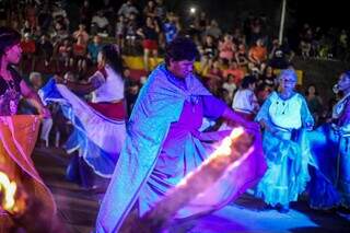 No dia da festa, fica completamente vestida de azul.(Foto: Henrique Kawaminami)