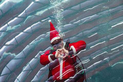 Papai Noel troca trenó por aquário e deixa visitante encantado