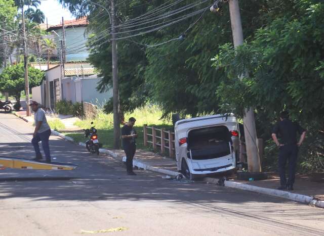 Motorista perde controle de ve&iacute;culo e capota na Rua dos Vendas 