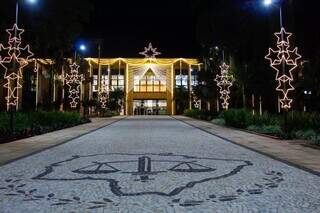 Entrada da sede do Tribunal de Justiça de Mato Grosso do Sul decorada (Foto: Juliano Almeida)