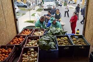 Em Curitiba, moradores podem trocar material reciclável por frutas e verduras. (Foto: Levy Ferreira/SMCS)