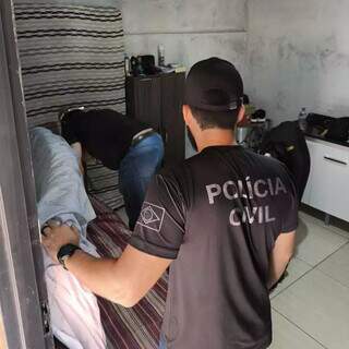 Policiais civis cumprem mandados na casa de alvo em MS (Foto: Divulgação/PCMS)