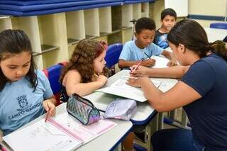 Alunos em sala de aula com professora contratada pela Semed. (Foto: PMCG)