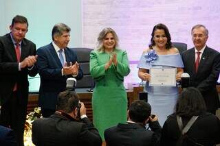 Preffeita Adriane Lopes ao lado da vice Camila Nascimento durante diplomação (Foto: Juoliano Almeida)