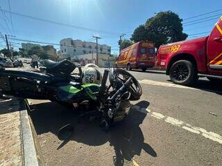 Motos envolvidas no acidente que acabou em morte na manhã desta quarta-feira (18) (Foto: Marcos Maluf)