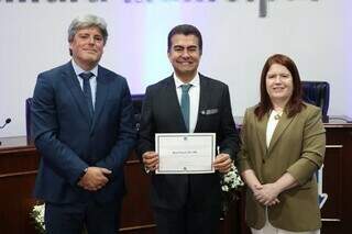 Marçal Filho ao lado dos juízes Ana Carolina Farah Borges e Eduardo Floriano Almeida. (Foto: Valdenir Rodrigues)