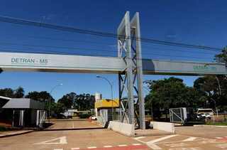 Fachada da sede do Detran-MS, localizada na saída para Rochedo. (Foto: Arquivo/Campo Grande News)