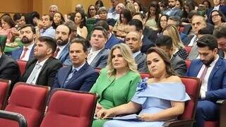 Prefeita reeleita de Campo Grande, Adriane Lopes (PP) e o vereador eleito, Marquinhos Trad (PDT), sentados na primeira fila do plenário durante a diplomação do TRE. (Foto: Juliano Almeida)