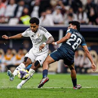 Rodrygo finalizando para marcar o segundo gol do Real Madrid no jogo (Foto: Divulgação) 