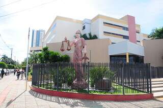 Estátua da deusa Thêmis em frente ao Fórum de Campo Grande onde aconteceu audiência de custódia (Foto: Paulo Francis)