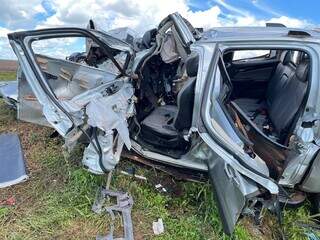 Caminhonete ficou totalmente destruída após acidente. (Foto: Sidney Assis, de Coxim)