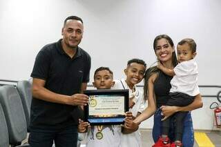 Francis Eduardo Franco, conhecido como locutor Magrão e a família (Foto:Henrique Kawaminami)