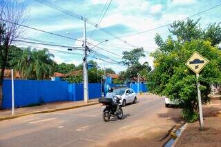 Motoristas passando por quebra-molas e faixa elevada em frente à escola (Foto: Juliano Almeida)