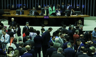 Plenário cheio durante sessão da Casa Baixa nesta quarta-feira (18). (Foto: Lula Marques/Agência Brasil)