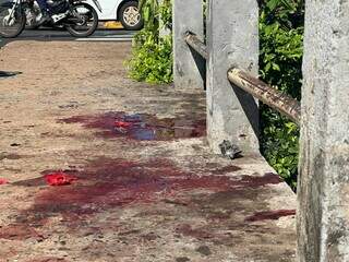 Muito sangue da vítima ficou na calçada de cruzamento (Foto: Marcos Maluf)