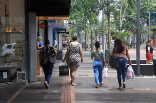 Mulheres segurando sacolas de compras na Rua 14 de Julho, em Campo Grande (Foto: Paulo Francis)