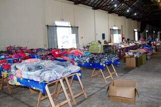 Bazar terá mais de dez mil itens à venda, incluindo roupas, brinquedos, perfumes, dentre outros (Foto: Juliano Almeida)