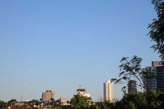 Céu aberto nesta manhã em Campo Grande (Foto: Henrique Kawaminami)