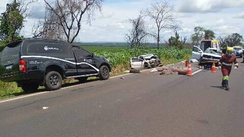 Carros batem de frente e duas pessoas morrem na BR-163