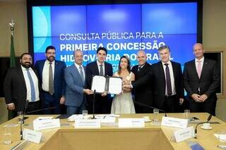 Autoridades durante o lançamento da consulta pública para colher contribuições e sugestões sobre o modelo de concessão da Hidrovia do Rio Paraguai (Foto: Vosmar Rosa/MPor)