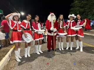 Papai Noel parou para posar para fotos com os visitantes (Foto: Divulgação/Prefeitura de Caracol)