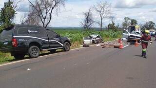 Carro da funerária e veículos envolvidos em acidente. (Foto: Direto das Ruas)