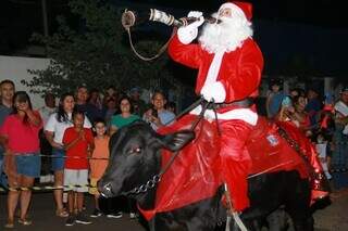 Papai Noel surgiu montado em touro e tocando berrante (Foto: Divulgação/Prefeitura de Caracol)