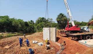 Trabalho de construção da ponte em Três Lagoas (Foto: Divulgação)