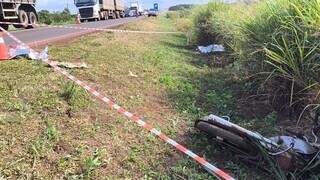 A moto foi arremessada para o canteiro da rodovia (Foto: Sidnei Bronka) 