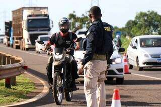 Policial rodoviário e motociclista durante blitz nesta manhã (Foto: Henrique Kawaminami)