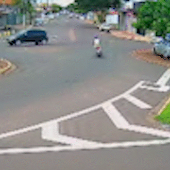Ao sair de academia, jovem em moto é atingida por carro que furou preferencial