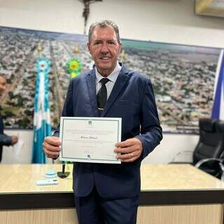 Heliomar Klabunde (MDB) segurando o diploma durante solenidade realizada na semana passada, em Paranhos (Foto: Instagram)