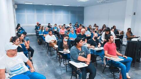 Auxiliares administrativos e cuidadores de saúde mental são convocados