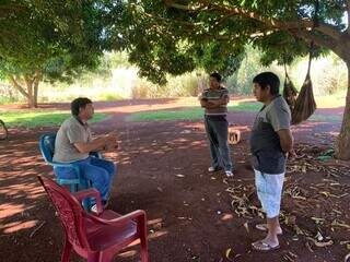 Pesquisador da Embrapa durante visita na Aldeia Bororó, em Dourados, em junho de 2024, para articular a implantação do Projeto Sisteminha Embrapa (Foto: Divulgação/Embrapa)