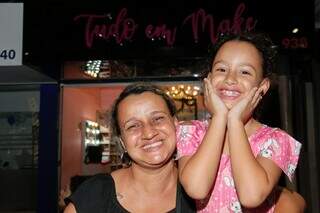 Andreia e a filha, de seis anos, foram até o Centro de Campo Grande prestigiar o desfile (Foto: Juliano Almeida)