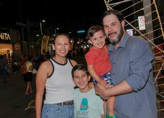 Patrícia foi assistir ao desfile com o marido e os filhos, de dois e nove anos (Foto: Juliano Almeida)