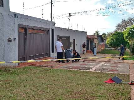 Homem é esfaqueado e morto no meio da rua 