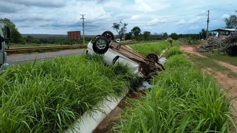 Motorista cochila ao volante e capota veículo que vai parar em vala