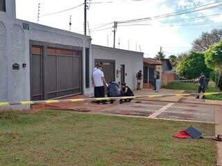 Equipes da perícia analisando o corpo da vítima (Foto: Paulo Francis)