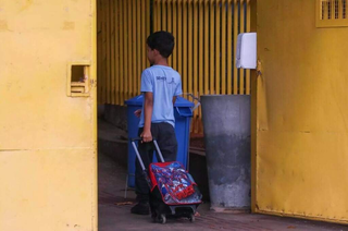 Aluno da educação infantil entrando em escola municipal da Capital. (Foto: Arquivo/Henrique Kawaminami)