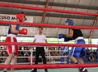 Lutadores disputando luta de boxe no Círculo Militar de Campo Grande (Foto: Marcos Maluf/Arquivo) 