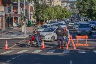 Guarda Civil Metropolitana realizando o controle de trânsito (Foto: Marcos Maluf/Arquivo)