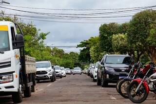 Rua Euclides da Cunha fica apertada com excesso de carros estacionados dos dois lados da via (Foto: Juliano Almeida)