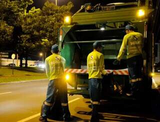 Funcionários da Solurb durante coleta noturna. (Foto: Assessoria)