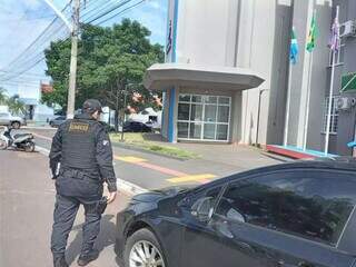 Agente do Gaeco em frente à Prefeitura de Coxim no dia 13 de novembro (Foto: Direto das Ruas)