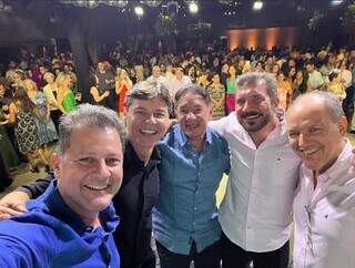 Deputados no palco logo após discurso do presidente da Alems, Gerson Claro (de camisa azul, no meio); da esquerda para a direita estão Renato Câmara, Paulo Duarte, Claro, Pedro Kemp e Junior Mochi (Foto: Instagram/Reprodução)